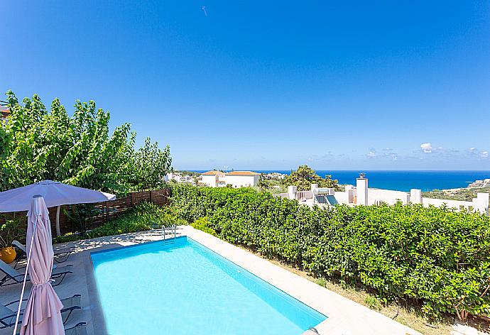 Private pool and terrace . - Villa Gerani Panorama . (Fotogalerie) }}