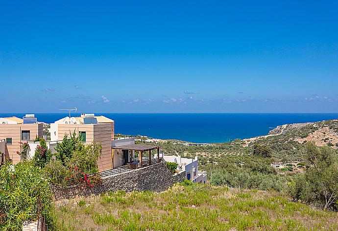 View from behind Villa Gerani Panorama . - Villa Gerani Panorama . (Fotogalerie) }}