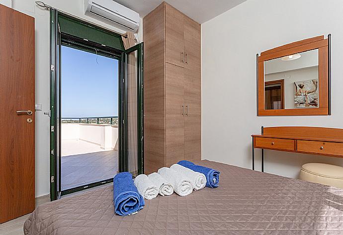 Double bedroom with A/C and balcony access . - Villa Gerani Panorama . (Fotogalerie) }}