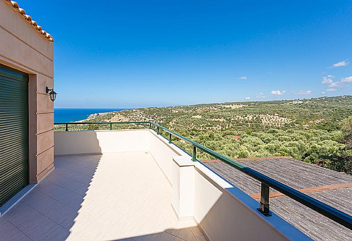 Balcony with sea views . - Villa Gerani Panorama . (Fotogalerie) }}