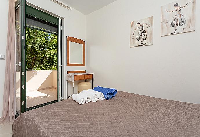 Double bedroom with A/C and terrace access . - Villa Gerani Panorama . (Fotogalerie) }}