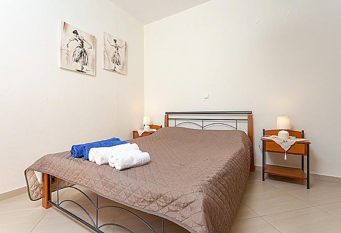 Double bedroom with A/C and terrace access . - Villa Gerani Panorama . (Photo Gallery) }}
