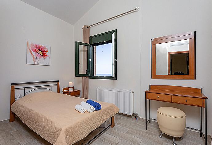 Double bedroom with A/C . - Villa Gerani Panorama . (Photo Gallery) }}