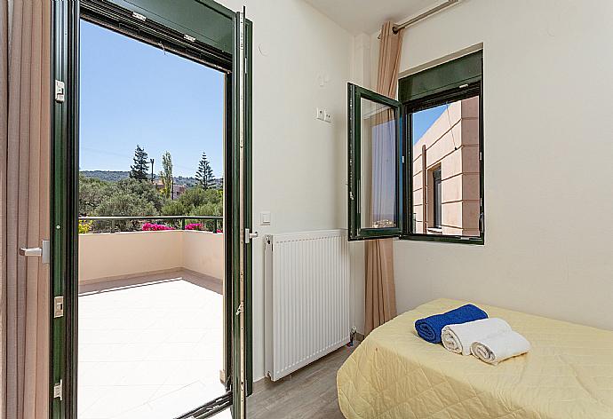 Twin bedroom with A/C and balcony access . - Villa Gerani Panorama . (Галерея фотографий) }}