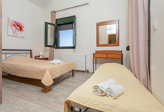 Twin bedroom with A/C . - Villa Gerani Panorama . (Photo Gallery) }}