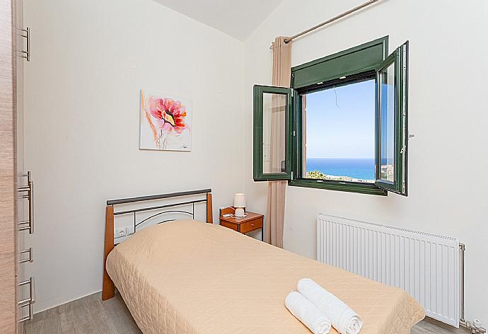 Twin bedroom with A/C . - Villa Gerani Panorama . (Fotogalerie) }}