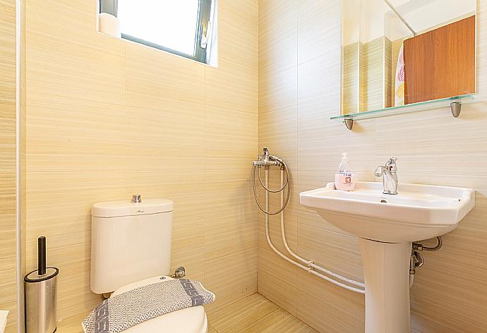 Family bathroom with shower . - Villa Gerani Panorama . (Galería de imágenes) }}