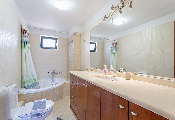 Family bathroom with bath and shower . - Villa Gerani Panorama . (Galería de imágenes) }}