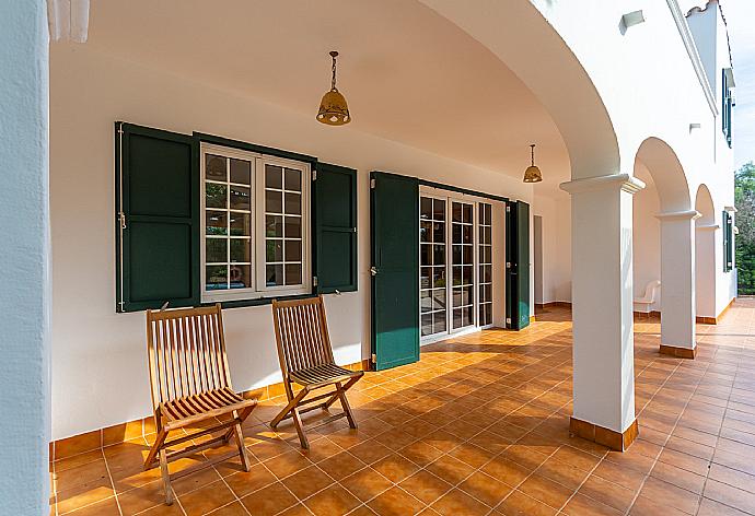 Sheltered terrace area . - Villa Biniparrell . (Galerie de photos) }}
