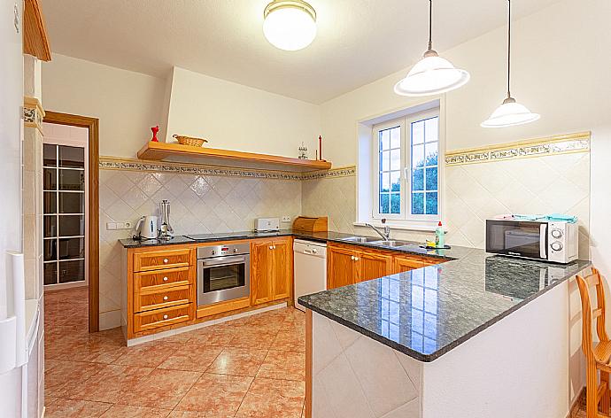 Equipped kitchen . - Villa Biniparrell . (Fotogalerie) }}