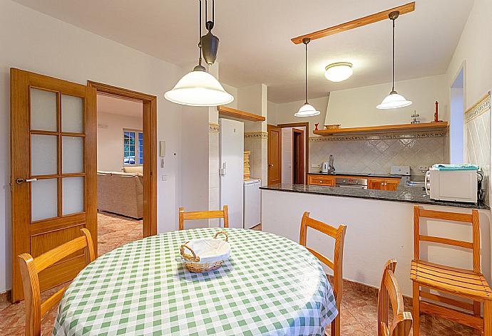 Dining area and equipped kitchen . - Villa Biniparrell . (Fotogalerie) }}