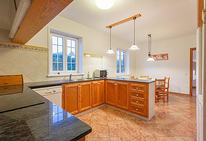 Equipped kitchen . - Villa Biniparrell . (Fotogalerie) }}