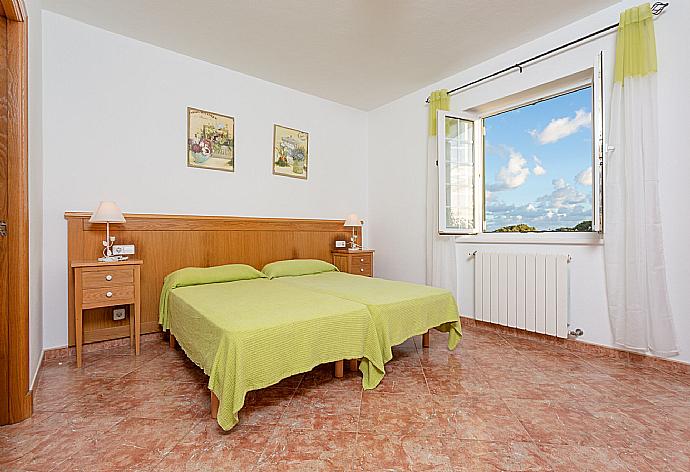 Twin bedroom with en suite bathroom . - Villa Biniparrell . (Galería de imágenes) }}