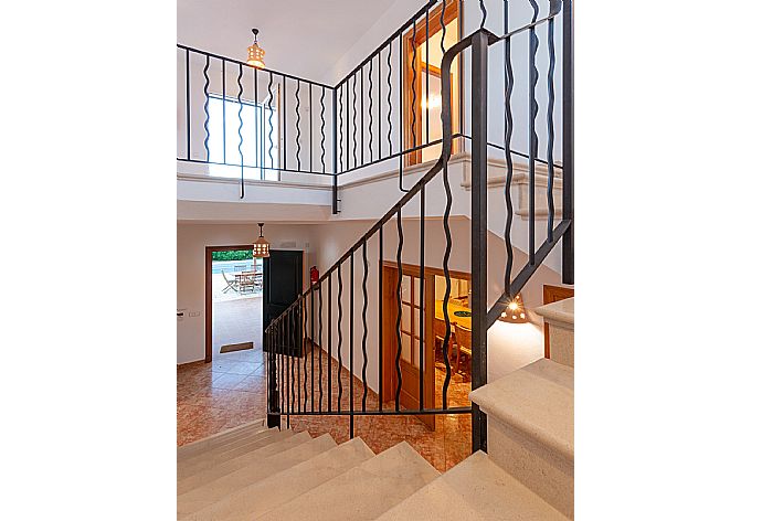 Stairs between ground floor and first floor . - Villa Biniparrell . (Galerie de photos) }}