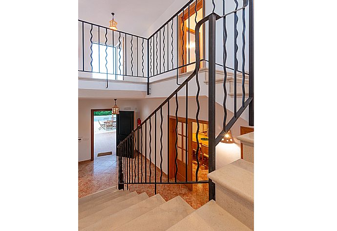 Stairs between ground floor and first floor . - Villa Biniparrell . (Fotogalerie) }}