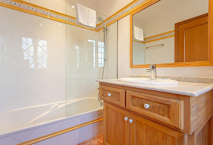 En suite bathroom with bath and shower . - Villa Biniparrell . (Fotogalerie) }}