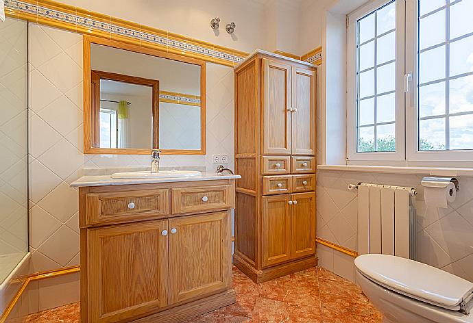 En suite bathroom with bath and shower . - Villa Biniparrell . (Fotogalerie) }}