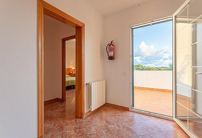 Door to balcony . - Villa Biniparrell . (Fotogalerie) }}