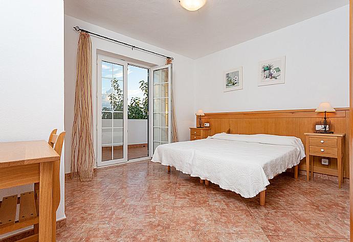 Twin bedroom with en suite bathroom and balcony access . - Villa Biniparrell . (Galerie de photos) }}