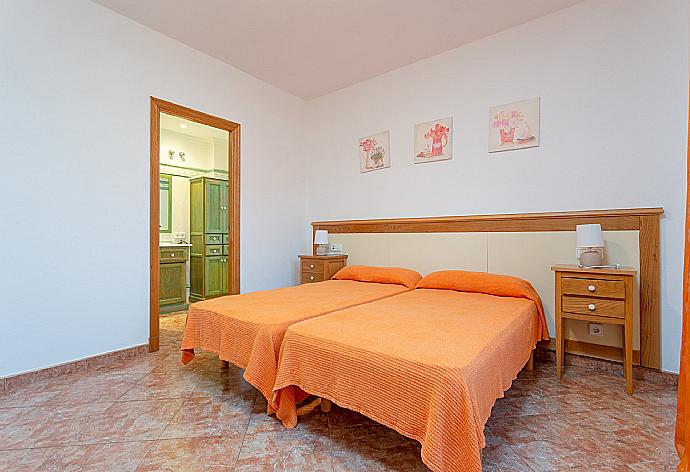 Twin bedroom with en suite bathroom . - Villa Biniparrell . (Photo Gallery) }}