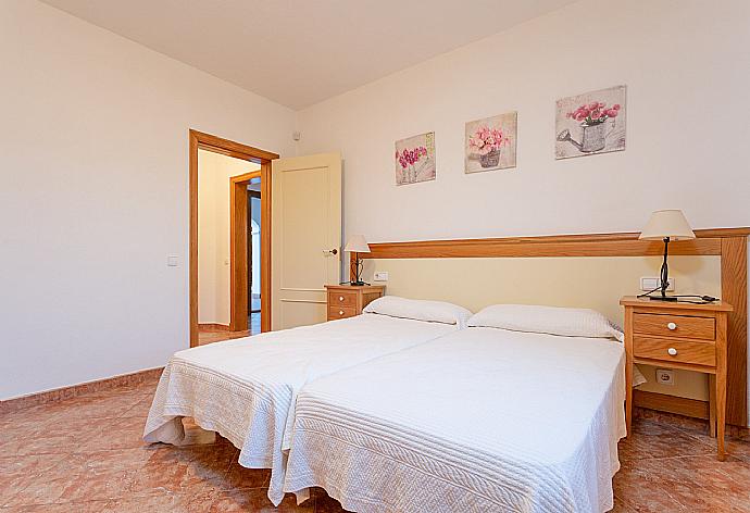 Twin bedroom with disability-friendly en suite bathroom . - Villa Biniparrell . (Galerie de photos) }}