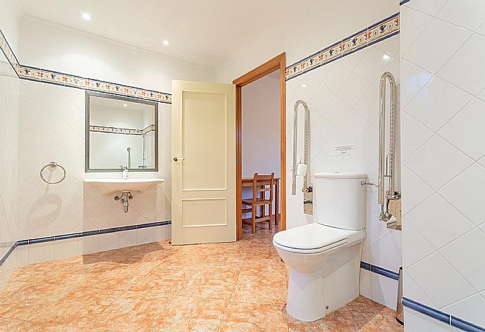 Disability-friendly en suite bathroom with shower . - Villa Biniparrell . (Галерея фотографий) }}