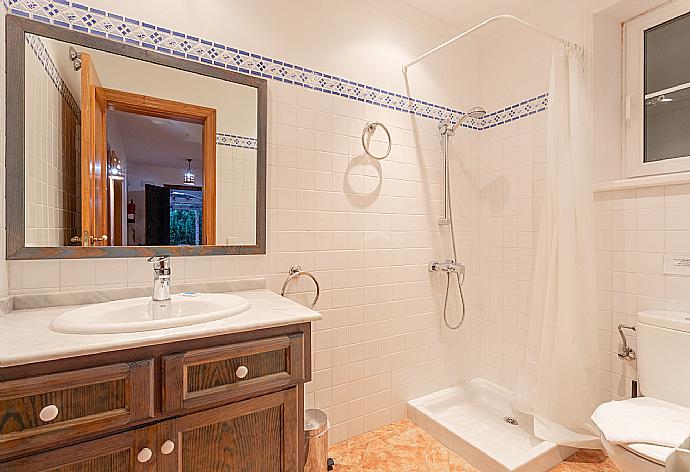 Family bathroom with shower . - Villa Biniparrell . (Galerie de photos) }}