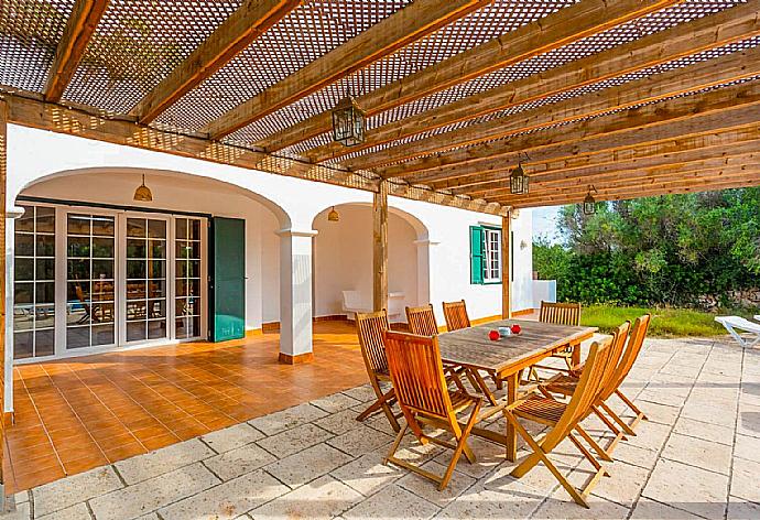 Ourdoor dining area . - Villa Biniparrell . (Photo Gallery) }}