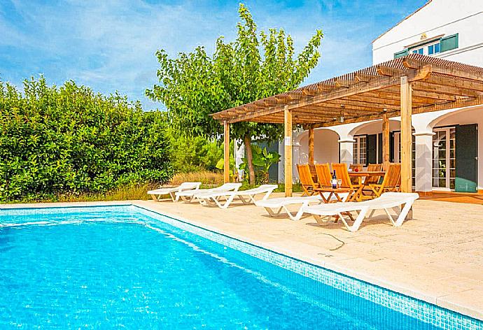 Private pool with terrace area . - Villa Biniparrell . (Galerie de photos) }}