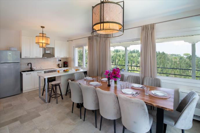 Equipped kitchen and dining table with panoramic sea views . - Villa Nefeli . (Fotogalerie) }}