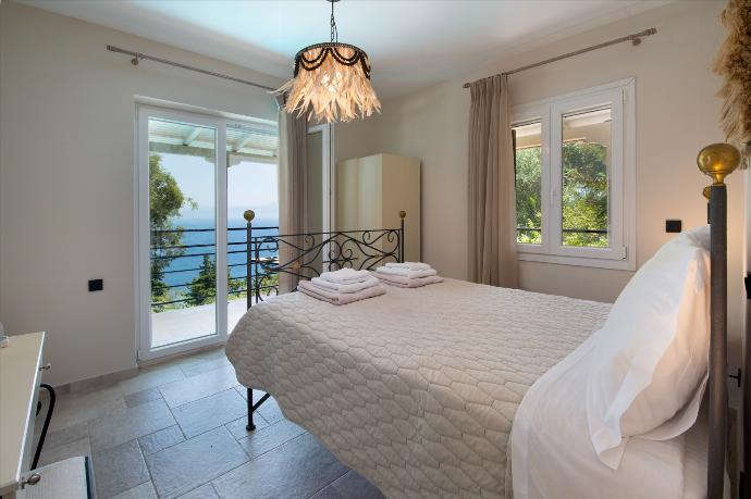 Double bedroom with A/C and sea view . - Villa Nefeli . (Photo Gallery) }}