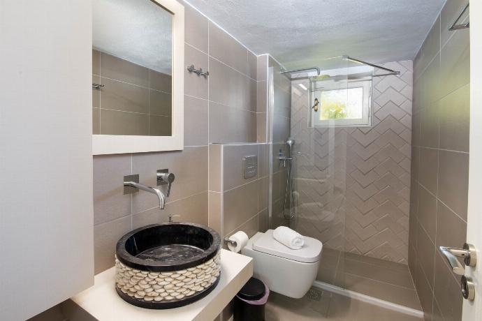 Bathroom with a shower . - Villa Nefeli . (Fotogalerie) }}