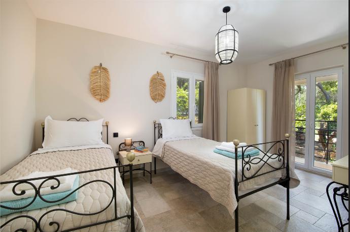 Twin bedroom with A/C . - Villa Nefeli . (Photo Gallery) }}