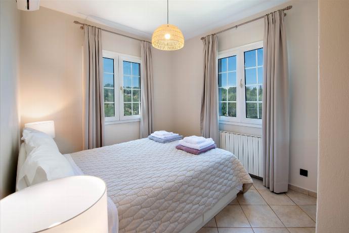 Double bedroom with A/C . - Villa Nefeli . (Galería de imágenes) }}