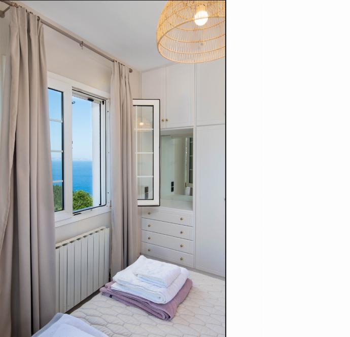 Double bedroom with A/C and sea view . - Villa Nefeli . (Photo Gallery) }}
