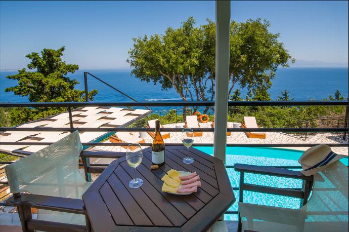 Balcony with sea views . - Villa Nefeli . (Galerie de photos) }}