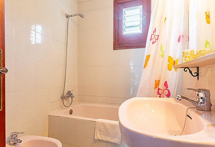 Family bathroom with bath and shower . - Villa Emilio . (Photo Gallery) }}