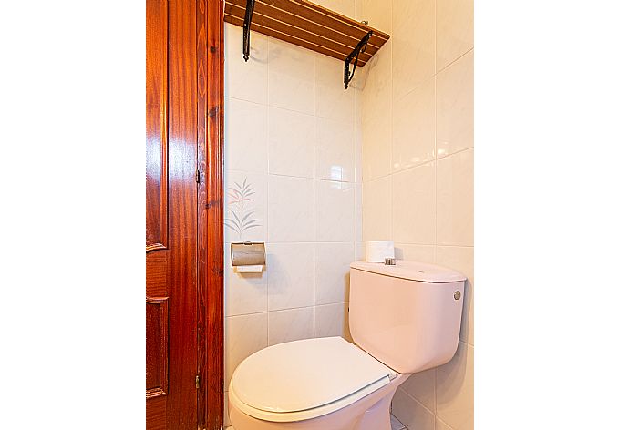 Family bathroom with bath and showe . - Villa Emilio . (Photo Gallery) }}