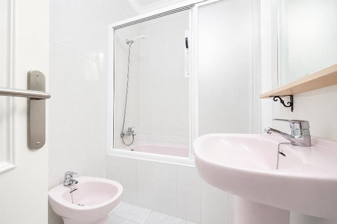 Family bathroom with bath and shower . - Villa Emilio . (Photo Gallery) }}