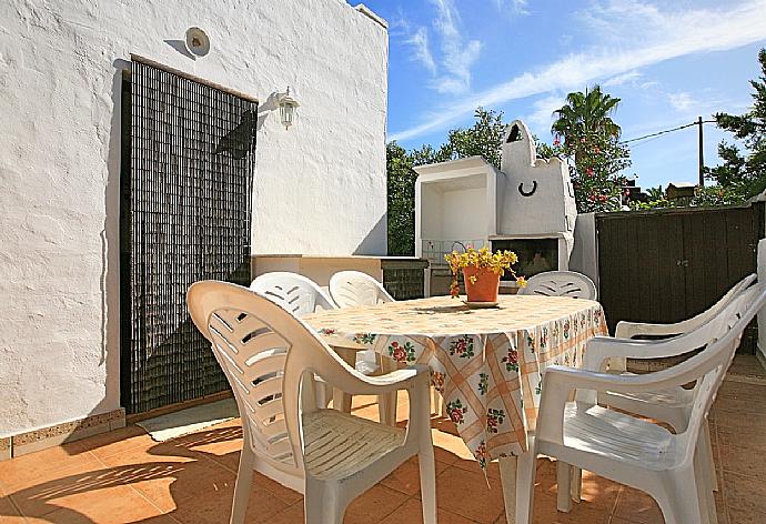 Terrace area with BBQ . - Villa Ca Nostra . (Galerie de photos) }}