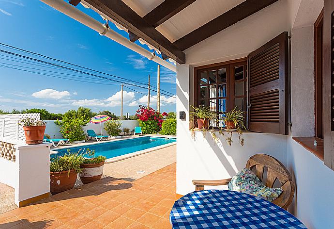 Sheltered terrace area and private pool . - Villa Ca Nostra . (Galleria fotografica) }}