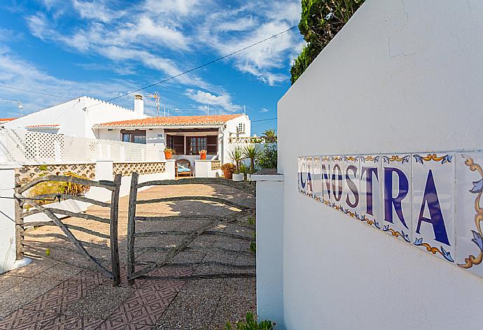 Entrance to Villa Ca Nostra . - Villa Ca Nostra . (Galerie de photos) }}