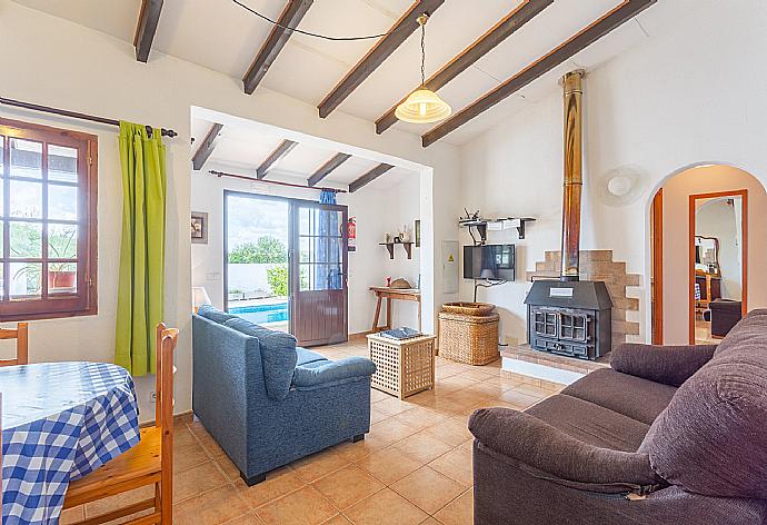 Living room with sofas, dining area, ornamental fireplace, A/C, WiFi internet, satellite TV, DVD player, and pool terrace access . - Villa Ca Nostra . (Fotogalerie) }}