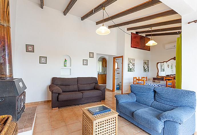 Living room with sofas, dining area, ornamental fireplace, A/C, WiFi internet, satellite TV, DVD player, and pool terrace access . - Villa Ca Nostra . (Galerie de photos) }}