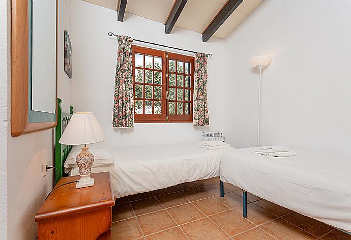 Twin bedroom . - Villa Ca Nostra . (Photo Gallery) }}