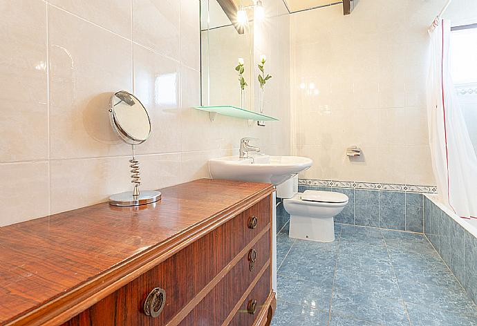 Family bathroom with bath and shower . - Villa Ca Nostra . (Photo Gallery) }}