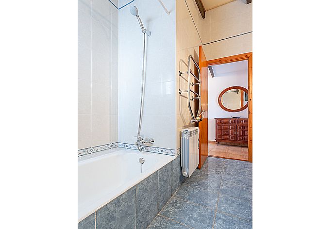 Family bathroom with bath and shower . - Villa Ca Nostra . (Galerie de photos) }}