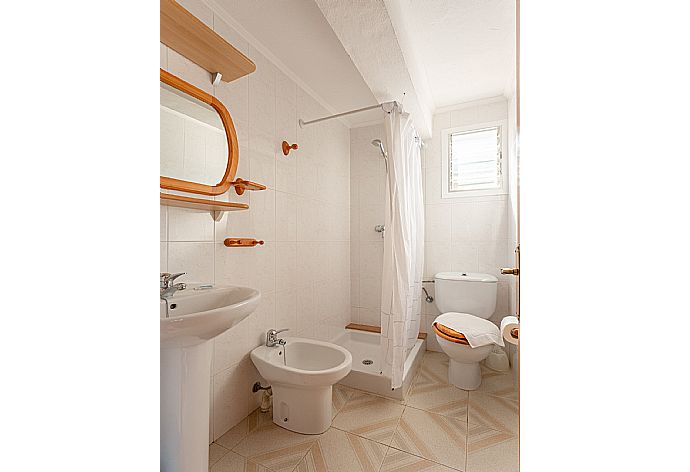 Family bathroom with shower . - Villa Ca Nostra . (Photo Gallery) }}