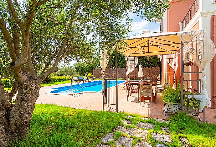 Gazebo and outdoor dining area . - Villa Marina . (Photo Gallery) }}