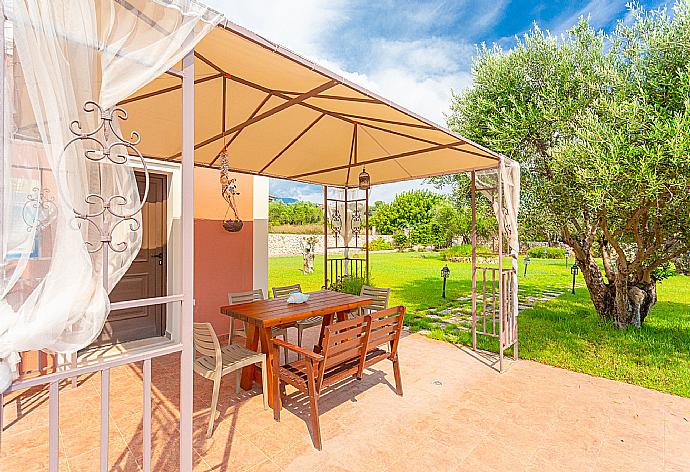 Gazebo and outdoor dining area . - Villa Marina . (Galerie de photos) }}